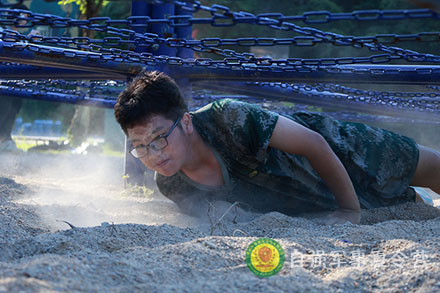 匍匐前進訓(xùn)練