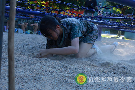 匍匐前進訓(xùn)練