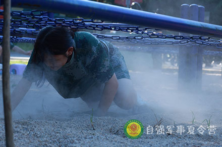 匍匐前進訓(xùn)練