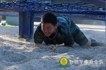 匍匐前進訓(xùn)練