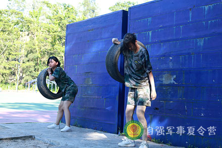 匍匐前進訓(xùn)練