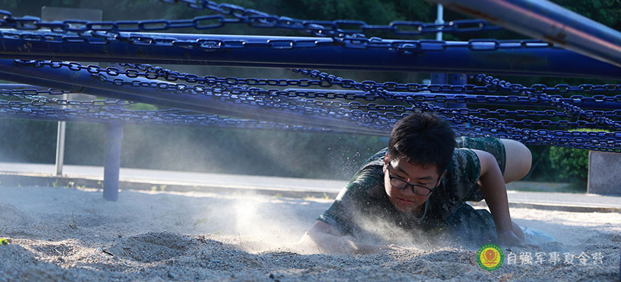 匍匐前進訓(xùn)練